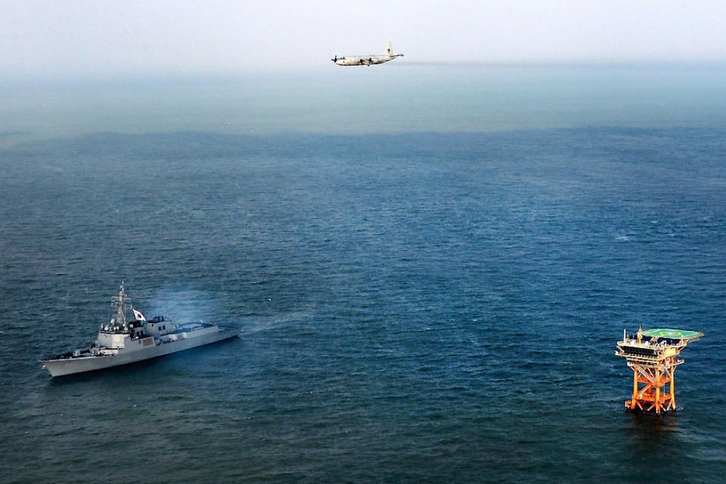The South Korean Navy patrol-aircraft P-3C and South Korean Aegis DDG-992 during defence operations near Ieodo Ocean Research Station. Photo: AFP