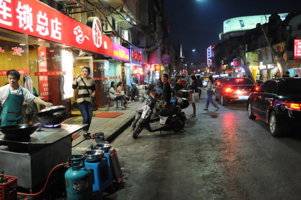 An illegal streetside vendor stands on the pavement in China. Photo: Xinhua