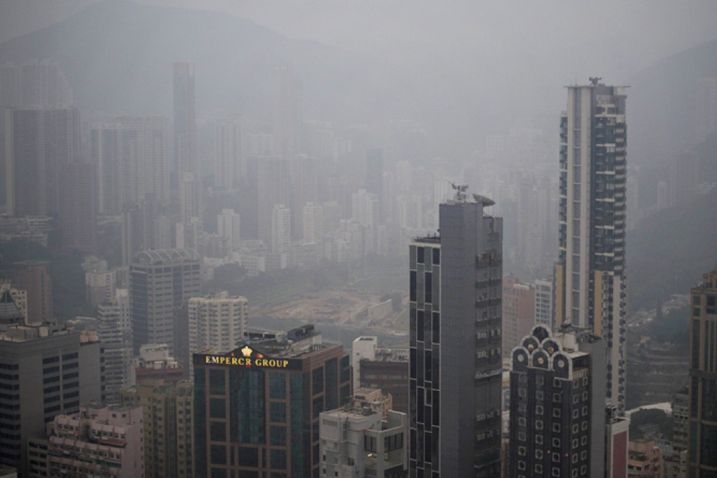 Smog haze hangs over business districts of Hong Kong. Photo: AFP