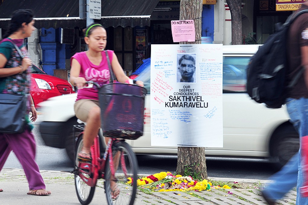 Singaporeans pass by a memorial for the deceased migrant worker Sakthivel Kumaravelu at Singapore's Race Course Road, on Wednesday. Photo: Xinhua
