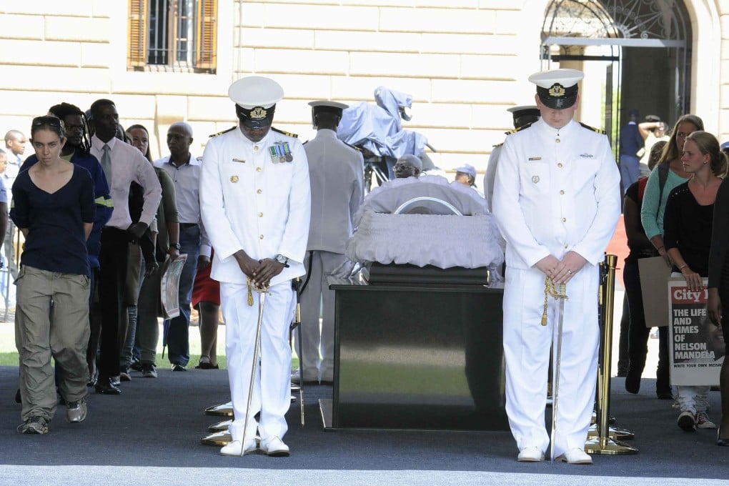 Navy officers guard the coffin of former South African President Nelson Mandela. Photo: Xinhua