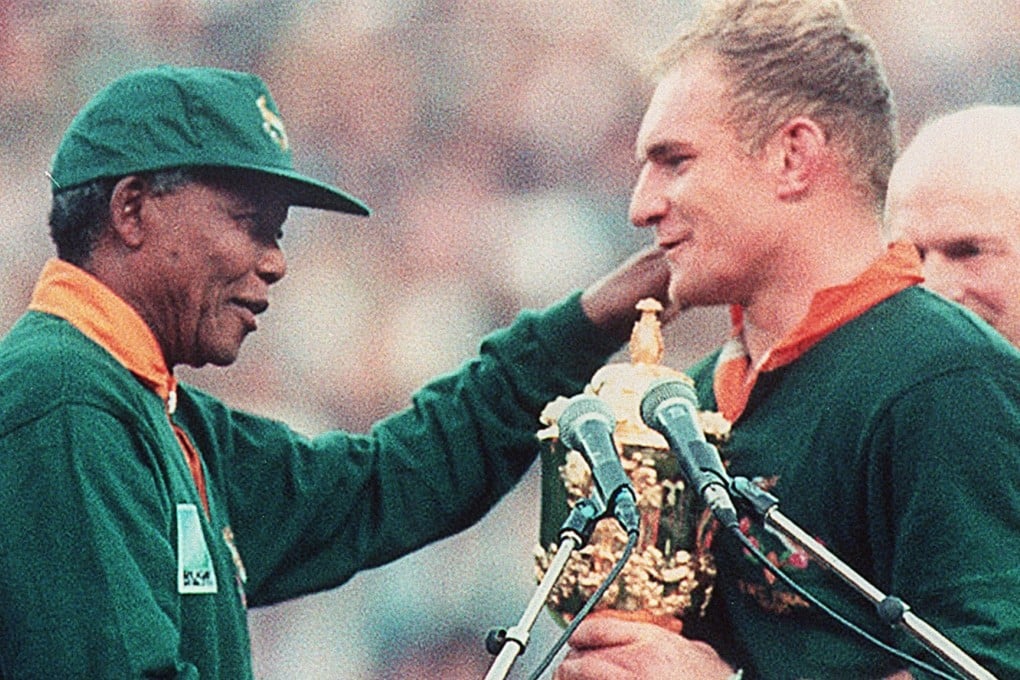 Nelson Mandela congratulates captain Francois Pienaar after South Africa won the 1995 RWC. Photo: AFP