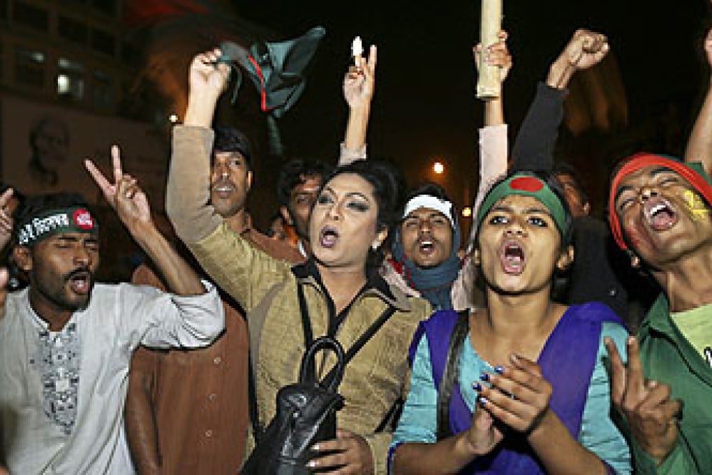 Bangladeshis cheer after the execution of the death sentence of the Jamaat-e-Islami leader Abdul Quader Molla in Dhaka, Bangladesh on Thursday. Photo: EPA