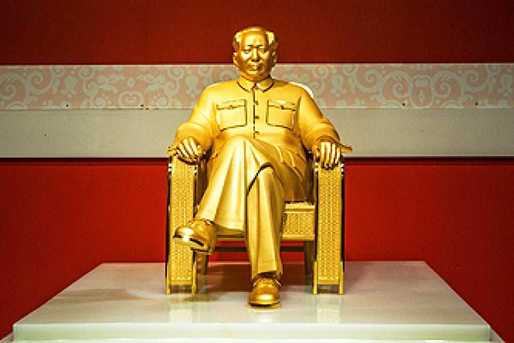 A gold and jade statue of Mao Zedong is displayed at an exhibition in Shenzhen, Guangdong province Friday. Photo: AFP