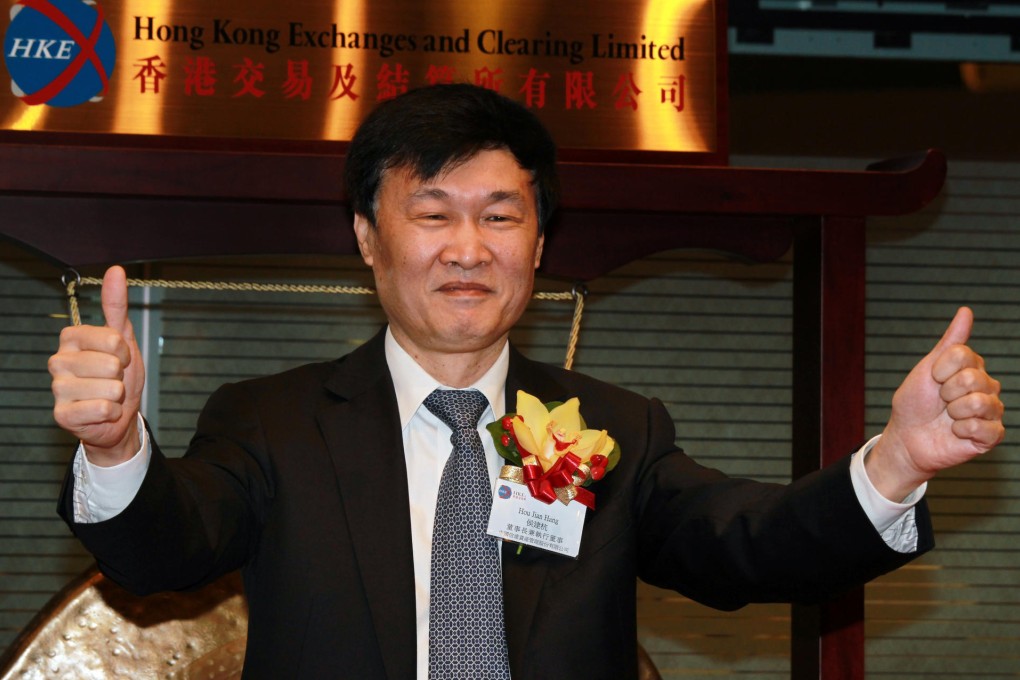 Cinda chairman Hou Jianhang enjoys being a winner at the stock exchange yesterday. Photo: Dickson Lee