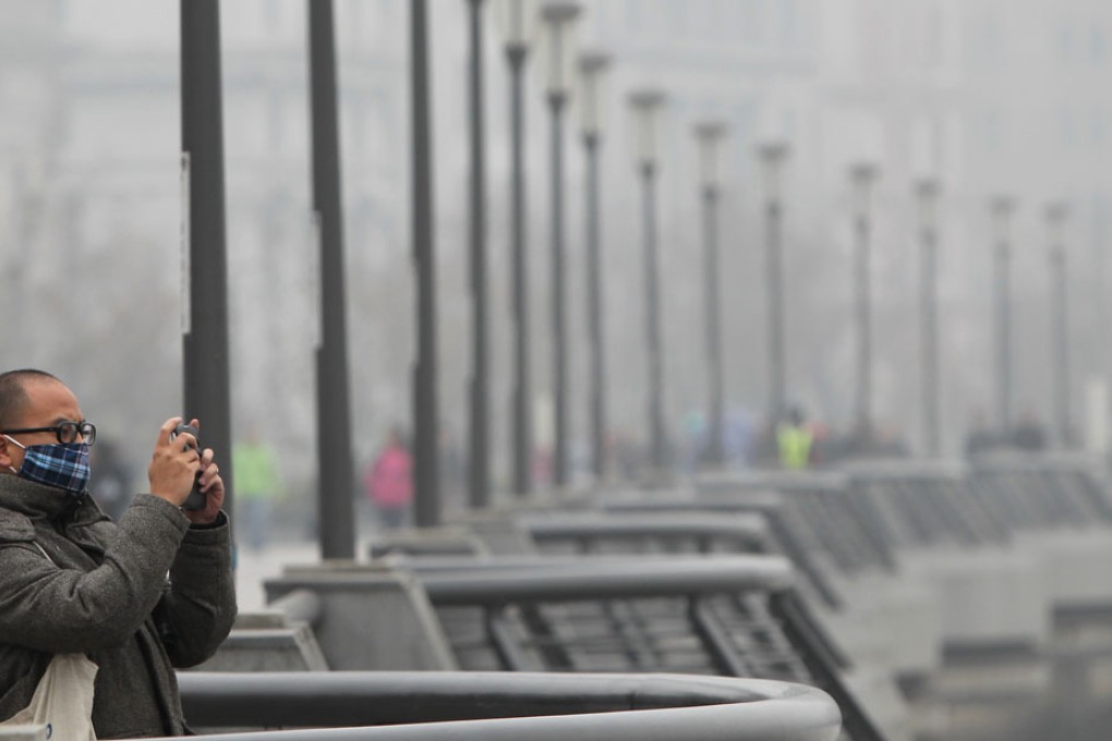 Heavy smog and fog continue to hit Shanghai. Photo: Xinhua