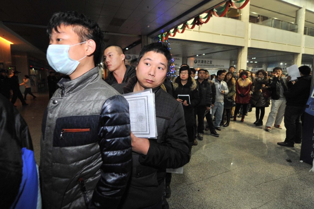 People line up at a used car market in Tianjin. Photo: Xinhua