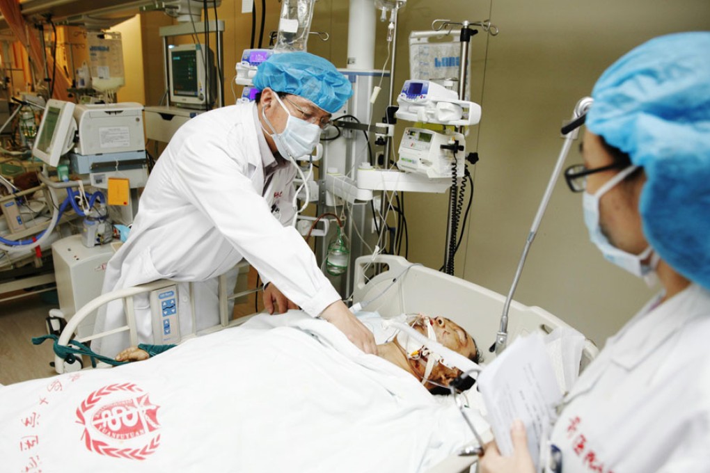 An injured man receives treatment at a hospital in Qingdao. Photo: Xinhua
