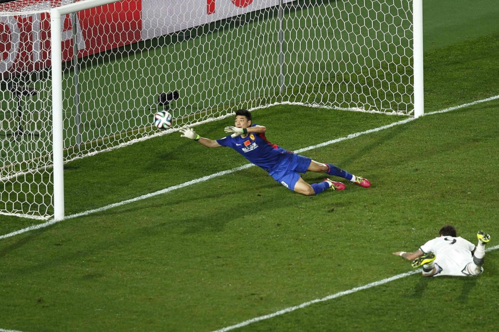 Bayern Munich's Mario Mandzukic sends a diving header past Guangzhou goalkeeper Zeng Cheng in their Club World Cup semi-final in Agadir, Morocco. Photo: Reuters