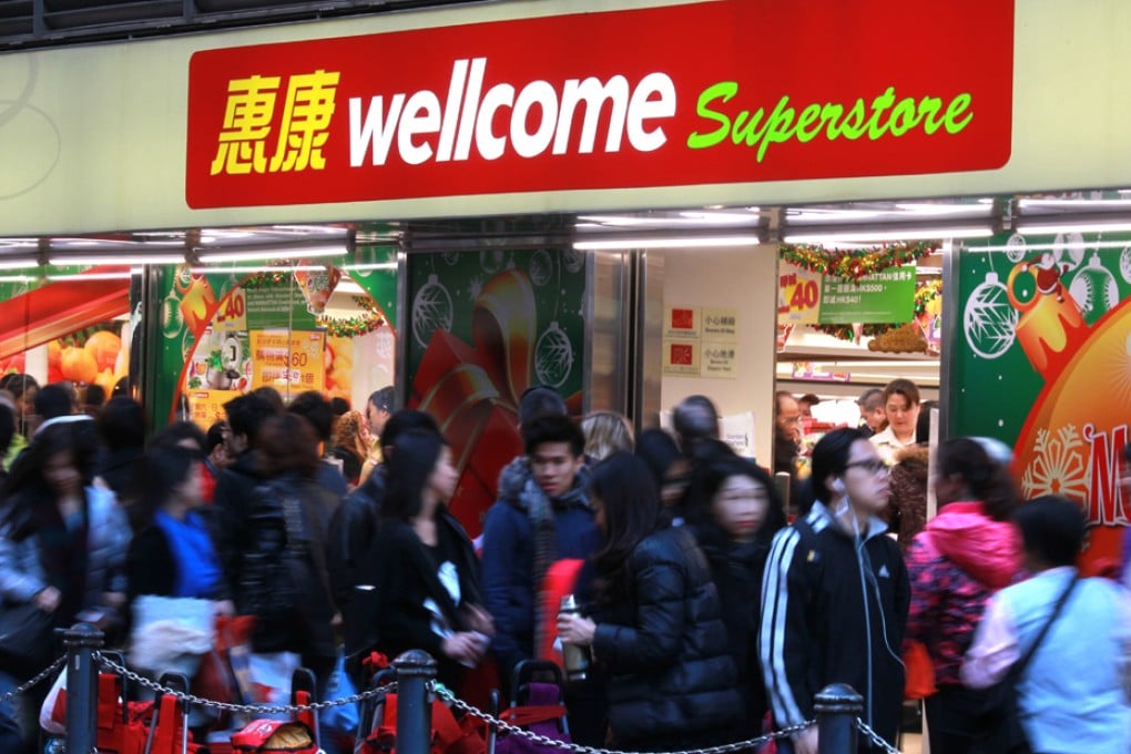 Supermarket giants ParknShop and Wellcome are keeping prices artificially high by pressuring suppliers not to sell to rivals who undercut them, the Consumer Council says.