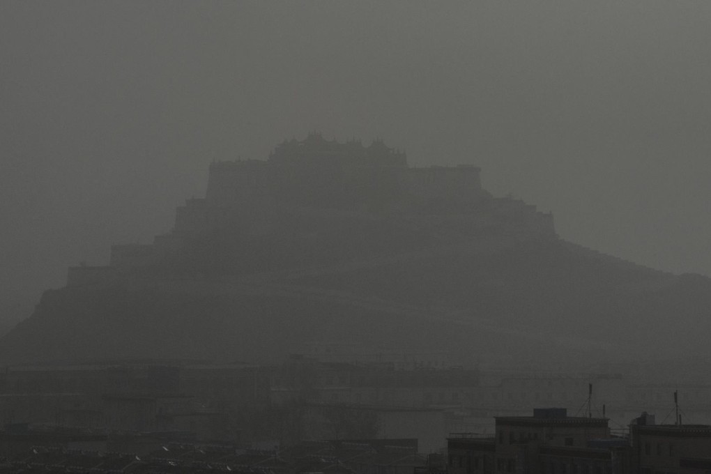 Smog almost completely hides the Potala Palace in Lhasa. Photo: CFP