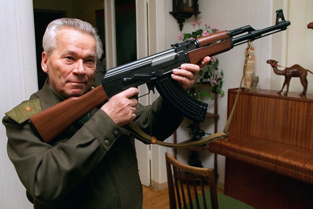 Mikhail Kalashnikov shows a model of the AK-47 assault rifle at his home in the Ural Mountain city of Izhevsk, 1,000 km east of Moscow, Russia, in 1997. Photo: AP
