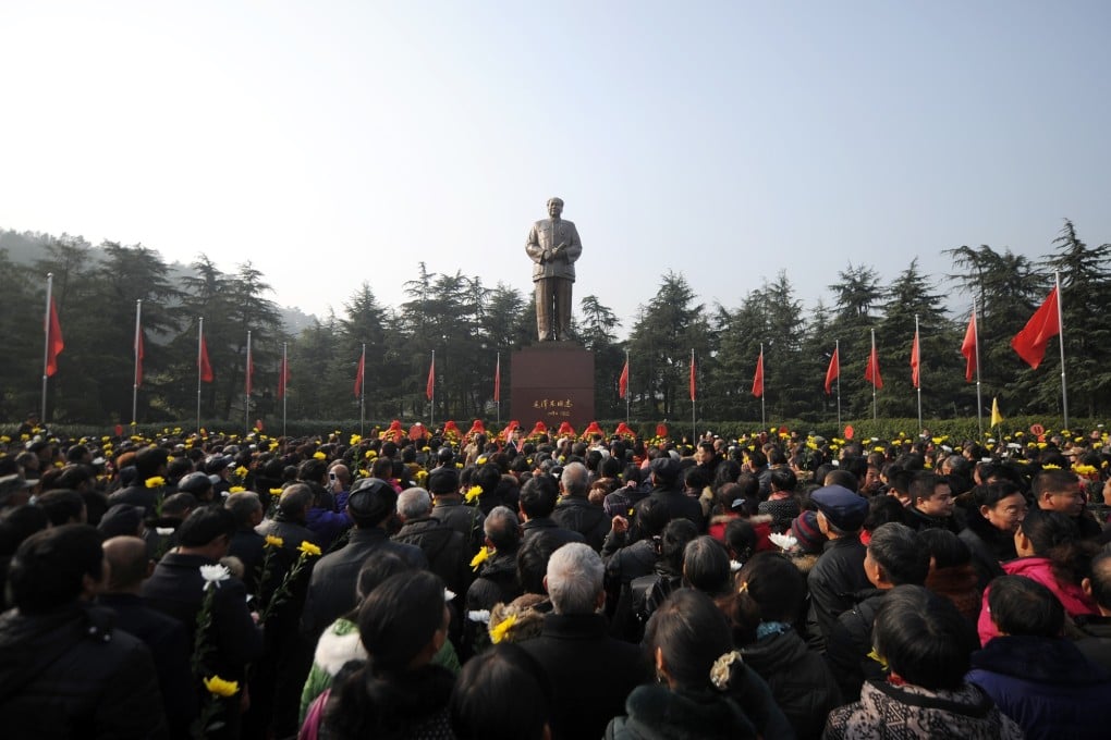 People prepare to present flowers to a bronze statue of China's former top leader Mao Zedong in Shaoshan, in China's central province of Hunan. Photo: AFP