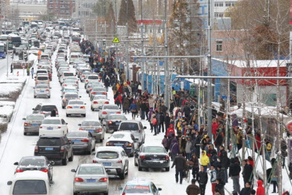 A crowded Dalian city street in snowy November. Photo: Xinhua