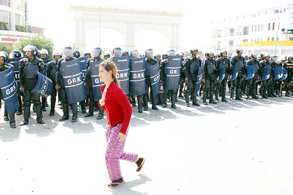 Hundreds of anti-riot police are deployed at the Phnom Penh Special Economic Zone on the outskirts of capital Phnom Penh, Cambodia, on Friday. Photo: Xinhua