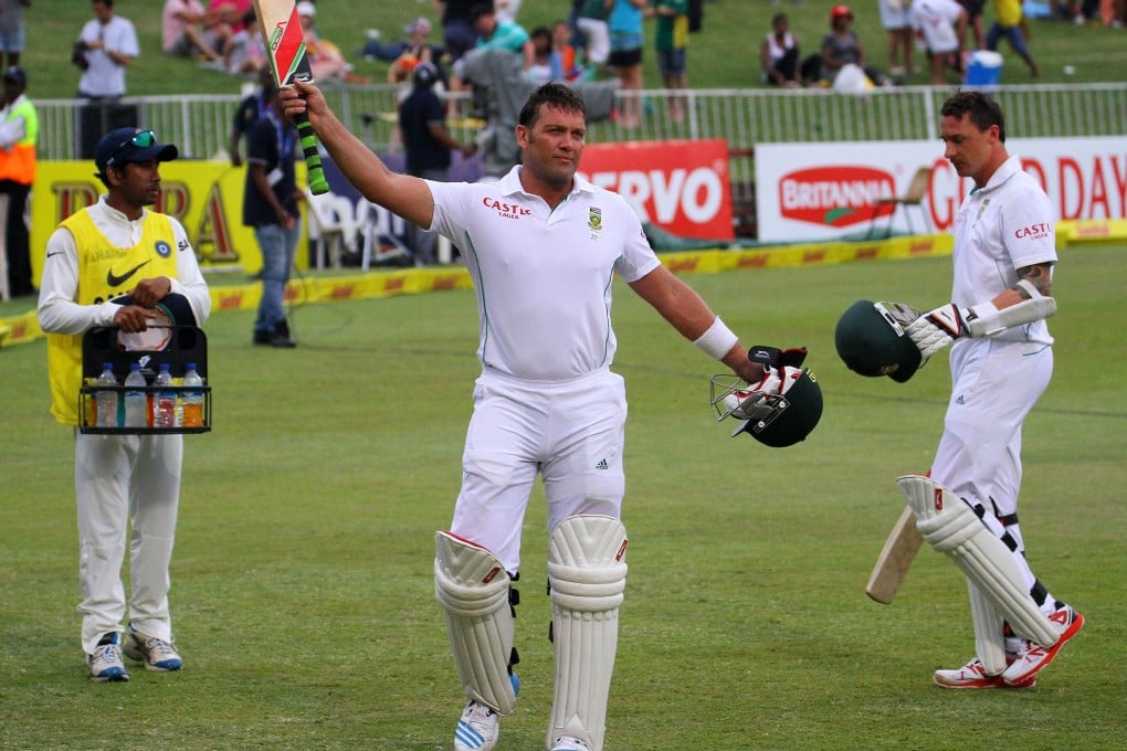 Jacques Kallis acknowledges the applause at the end of the third day's play against India in the second test. Photo: AFP