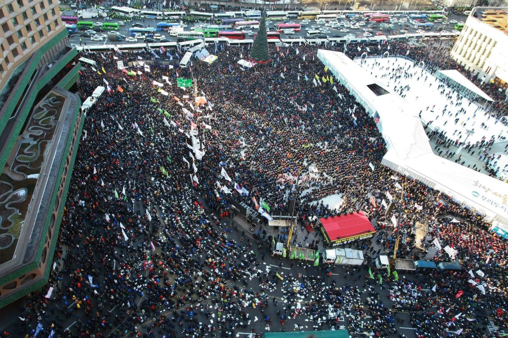 Traffic comes to a halt in Seoul on Saturday as thousands protest against a plan to reorganise the state-run railway. Photo: EPA