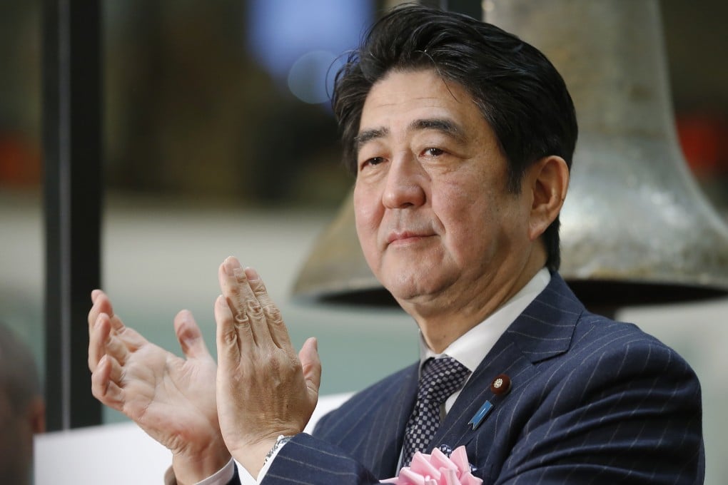 Japanese Prime Minister Shinzo Abe applauds during a ceremony marking the last session of the year 2013 at the Tokyo Stock Exchange in Tokyo Monday, Dec. 30, 2013. Photo: AP