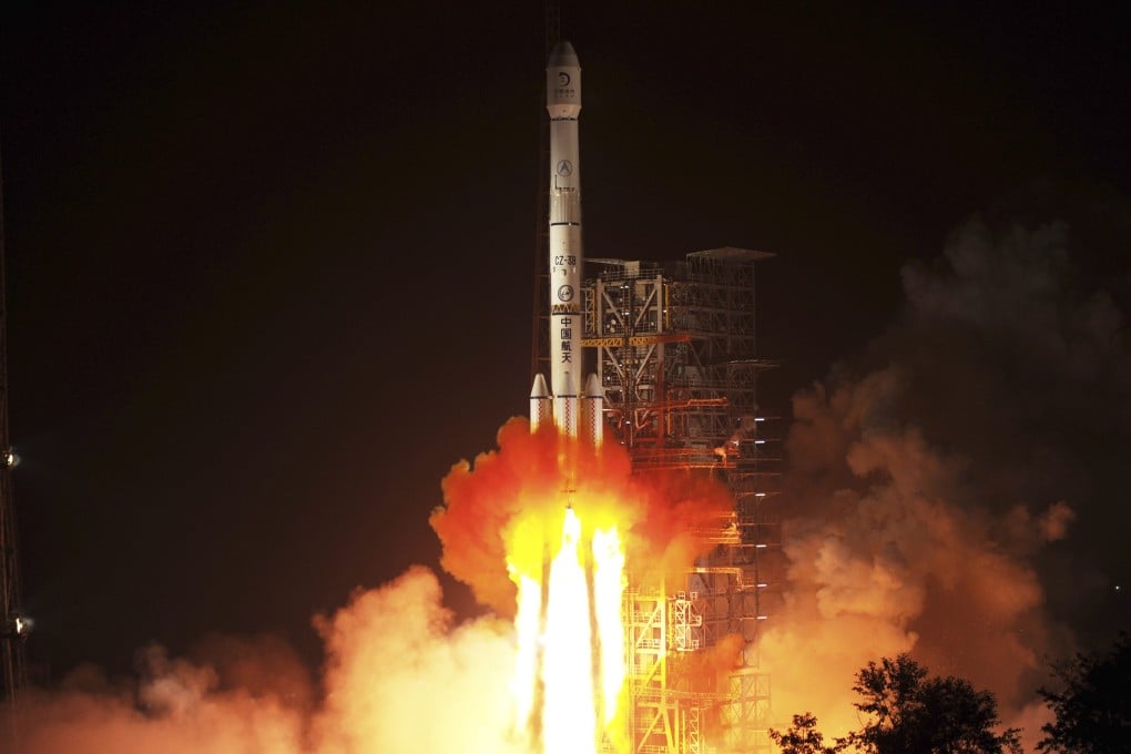 The Long March-3B rocket carrying the Chang'e-3 lunar probe blasts off from the launch pad at Xichang Satellite Launch Centre. Photo: Reuters