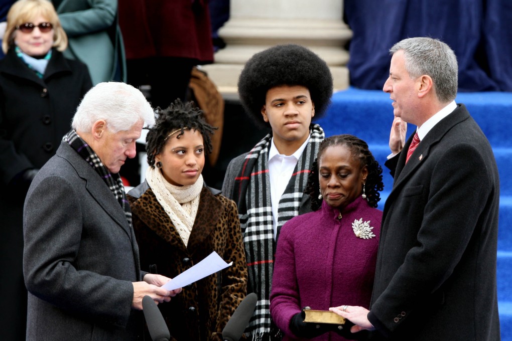 Bill de Blasio (right) is sworn in as New York's 109th mayor by former President Bill Clinton (left) at City Hall on Wednesday. Photo: Xinhua