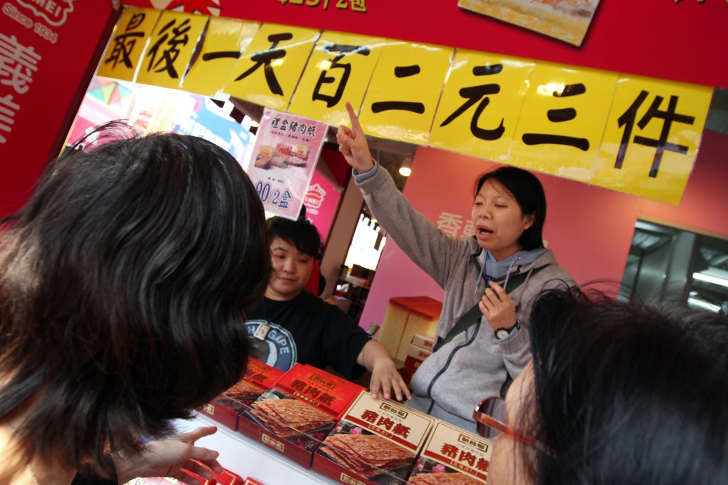 Shoppers hunt for last-minute bargains on the closing day of the Hong Kong Brands and Products Expo in Victoria Park. Photo: Nora Tam