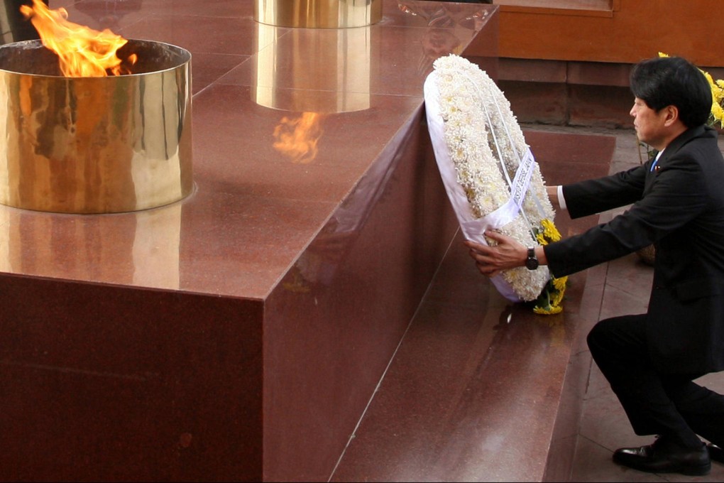 Japan's defence minister, Itsunori Onodera, lays a wreath at the flame of the immortal solider in New Delhi on Monday. Photo: AFP