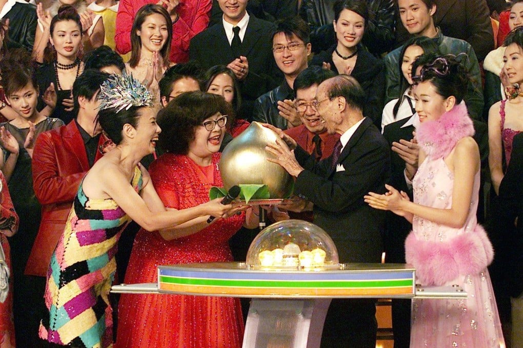 Sir Run Run Shaw celebrates the 35th anniversary of TVB in 2001. Photo: SCMP