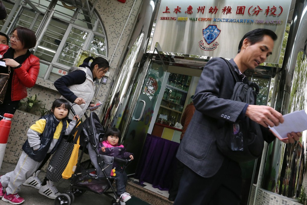 Parents queue up to enrol their children at Sheung Shui Wai Chow Kindergarten on Tin Ping Estate yesterday. Photo: K. Y. Cheng