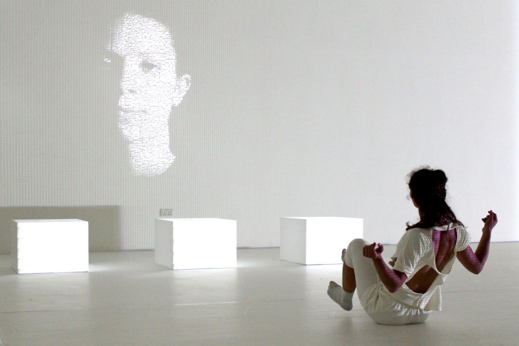 I Infinite is a dance exploration of digital and human space.