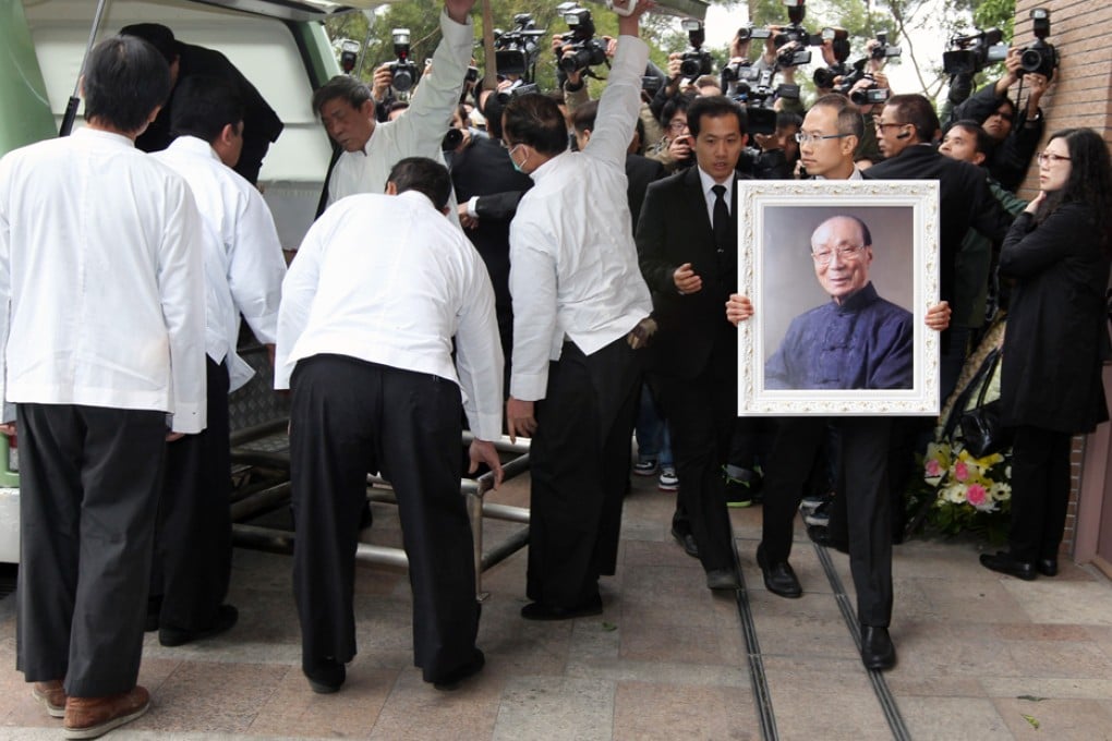 Photographers scramble for a shot as Run Run Shaw’s body arrives at Cape Collinson. Photo: Felix Wong