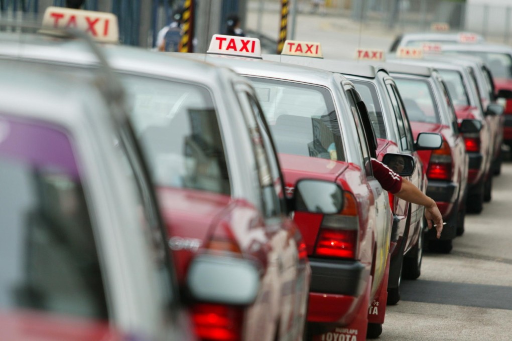 Passengers have told how they avoid getting into taxis with multiple phones attached to the dashboard. Photo: Simon Song