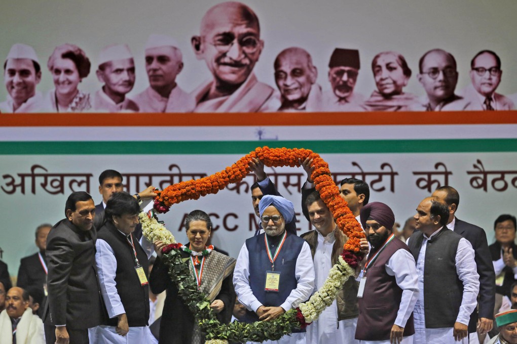 Sonia Gandhi (third from left), Rahul Gandhi (third from right), and Manmohan Singh (centre), are presented with a floral garland at a Congress party meeting. Photo: AP