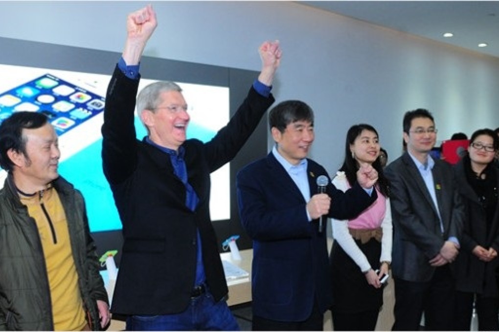 Tim Cook with members of the China Mobile team. China Mobile chairman Xi Guohua is to his right. Photo: China Mobile