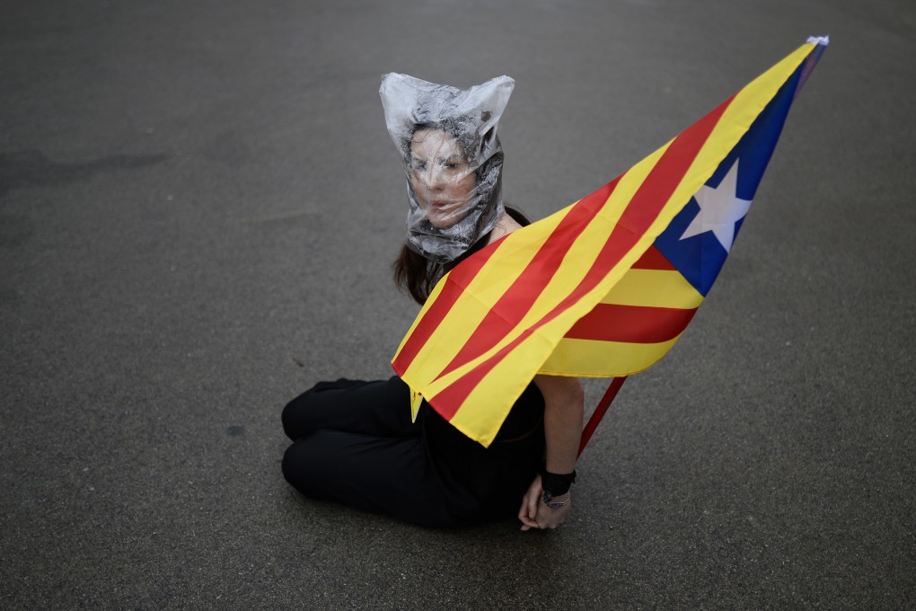 A pro-independence protester holds a "estelada" flag, that symbolizes Catalonia's independence, as lawmakers vote on whether to seek the right to hold a referendum on independence. Photo: AP