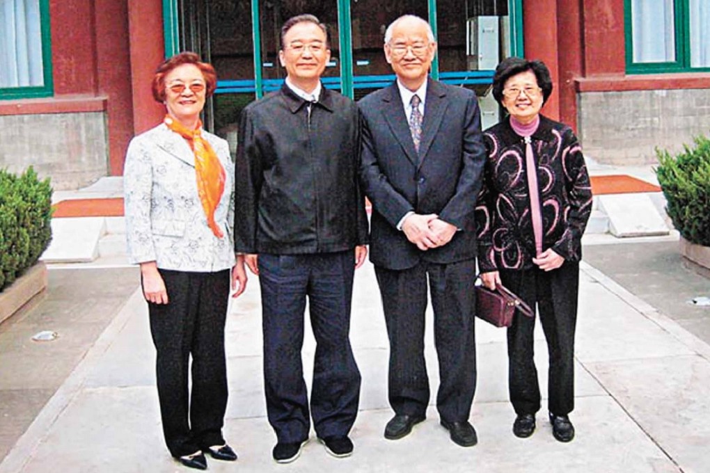 Former premier Wen Jiabao (second left) with columnist Ng Hong-mun (second right).