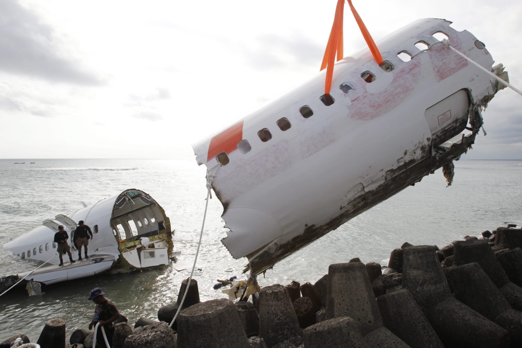 Indonesian military remove the crashed Lion Air plane from the sea in Bali last April. Four were killed on Sunday when a Piper Seneca light aircraft was hit by lightning. Photo: EPA