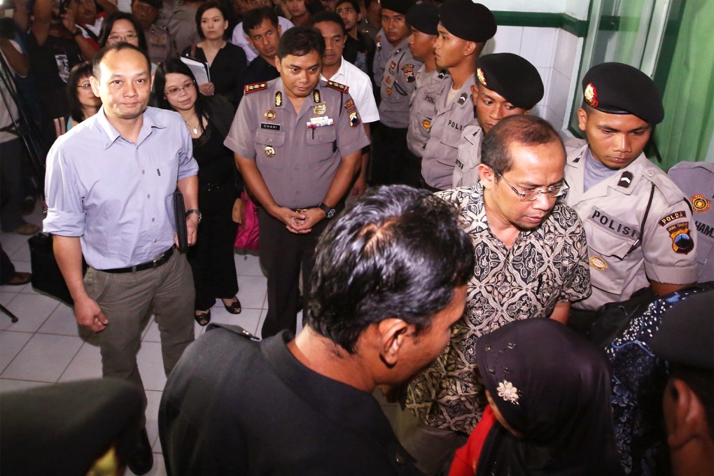 Chief inspector Chung Chi-ming (left) arrives at the hospital where Erwiana is staying to investigate her case.  Photo: Sam Tsang