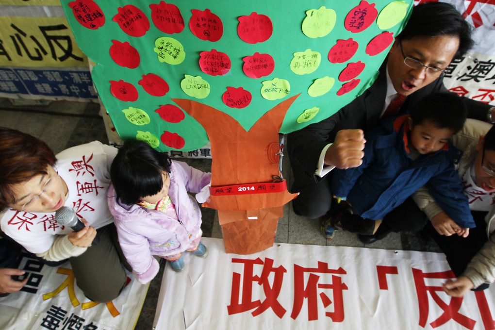 Tseung Kwan O residents protest outside Legislative Council in Tamar to oppose the expansion of landfill in the area. Photo: Felix Wong