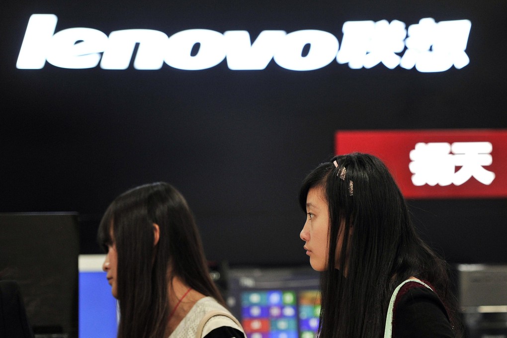 People walk past a Lenovo shop in Hefei, Anhui province in this October 18, 2013 file photo. Photo: Reuters
