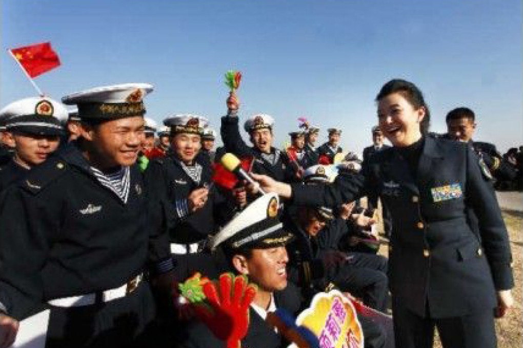 Folk singer Song Zuying met with East Sea Fleet troops in the East China Sea