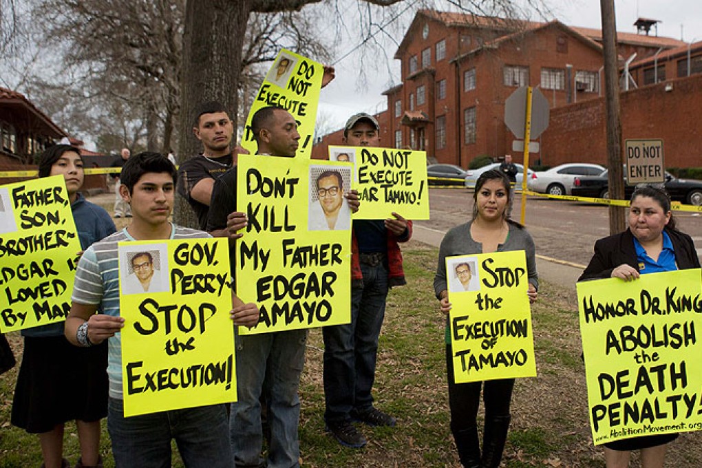 Protesters stand outside the prison holding EdgarTamayo prior to his execution. Photo: Reuters