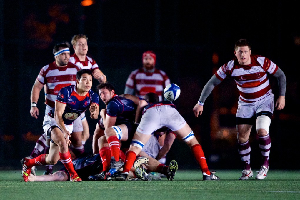 Hong Kong international scrum-half Charles Cheung passes the ball for Scottish against Kowloon. Photos: HKRFU