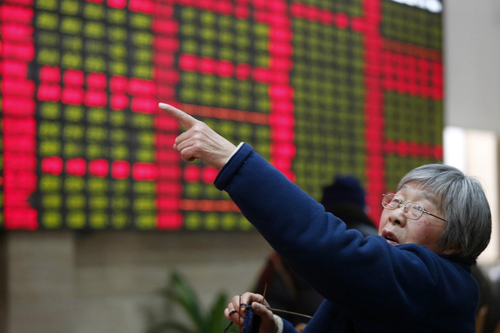 An investor gestures in front of the stock price monitor at a private securities company in Shanghai on December 26, 2013. Photo: AP