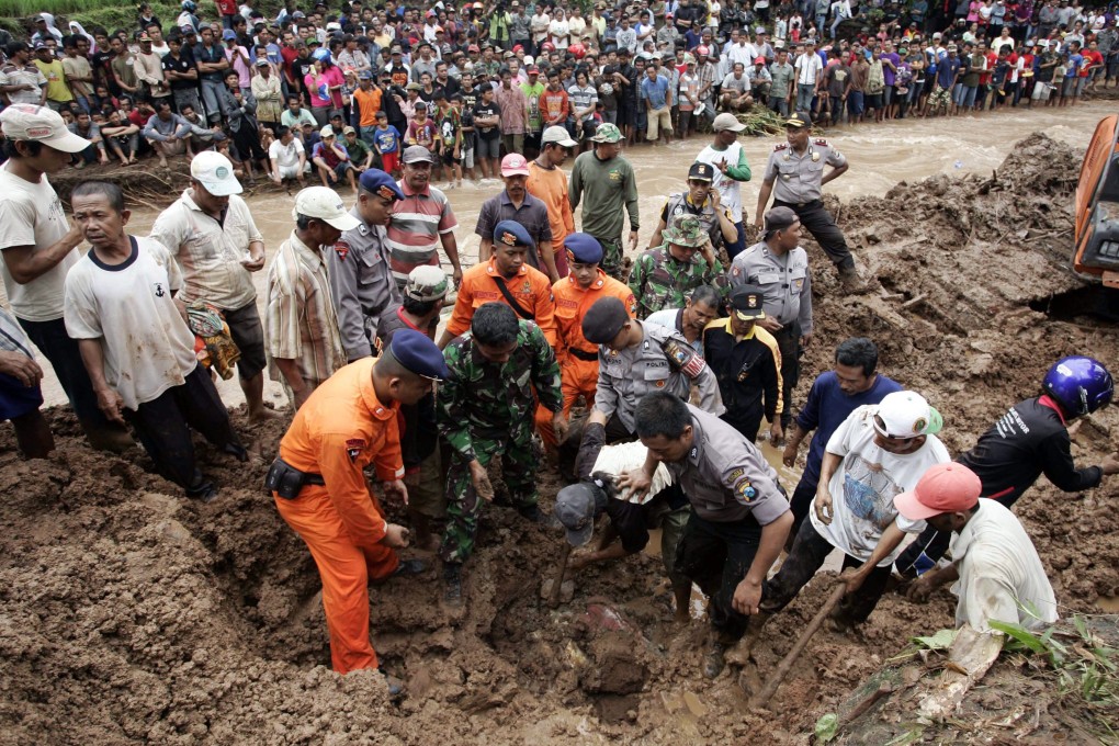 Rescuers and villagers search for victims in the mud from a landslide at Ngrimbi village near Jombang, East Java province, on Tuesday. Photo: EPA