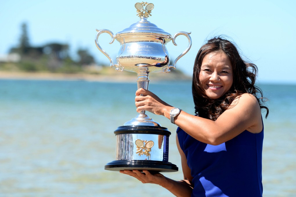 Li Na of China poses with the trophy on Brighton Beach in Melbourne. Photo: Xinhua