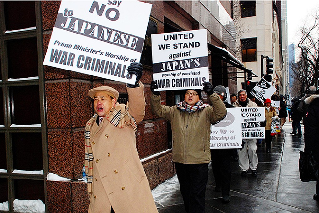 A group of protestors demonstrate outside the Consulate-General of Japan in Chicago over Japanese Prime Minister Shinzo Abe's visit to the controversial Yasukuni Shrine. Photo: Xinhua