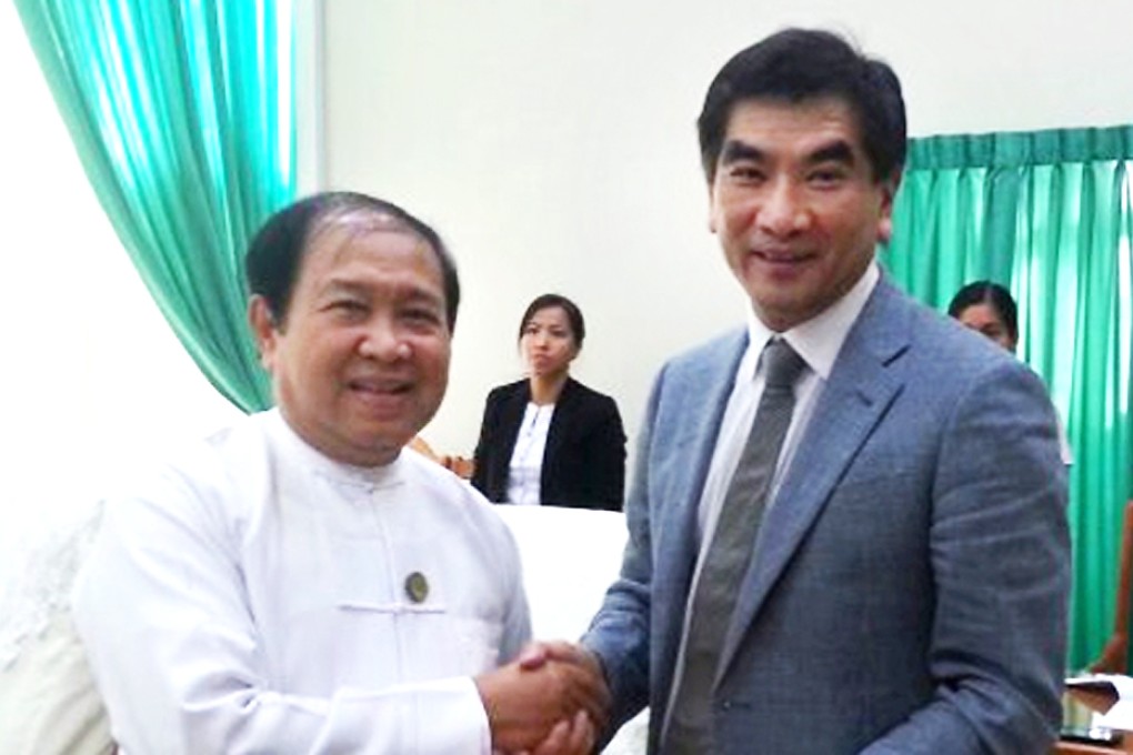 Myanmar Minister of Labour, Employment and Social Security U Aye Myint (left) met with Liberal Party lawmaker Felix Chung Kwok-pan (right) on Monday over the issue of importation of Myanmese maids.
