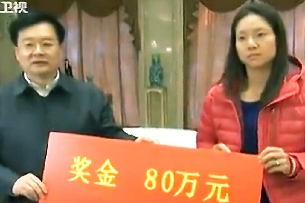 Australian Open winner Li Na receives a cheque for 800,000 yuan from Hubei provincial governor Wang Guosheng in Li's hometown city of Wuhan. Photo: SCMP Pictures