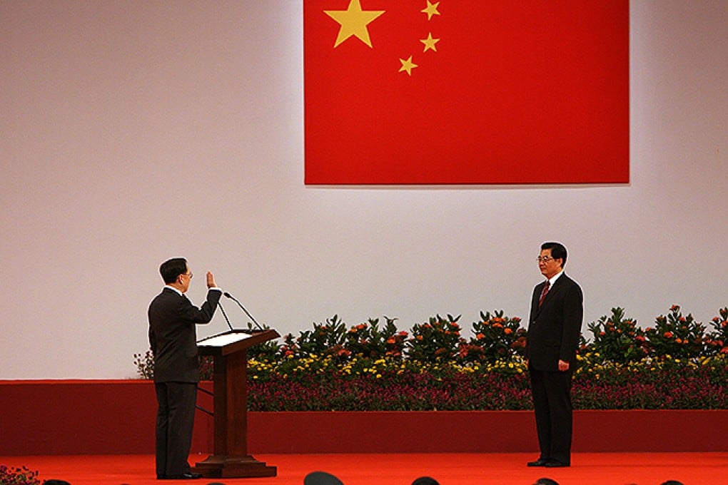 Chinese President Hu Jintao, right, administers the oath to Hong Kong Chief Executive Donald Tsang Yam-kuen on July 1, 2007. Photo: Robert Ng