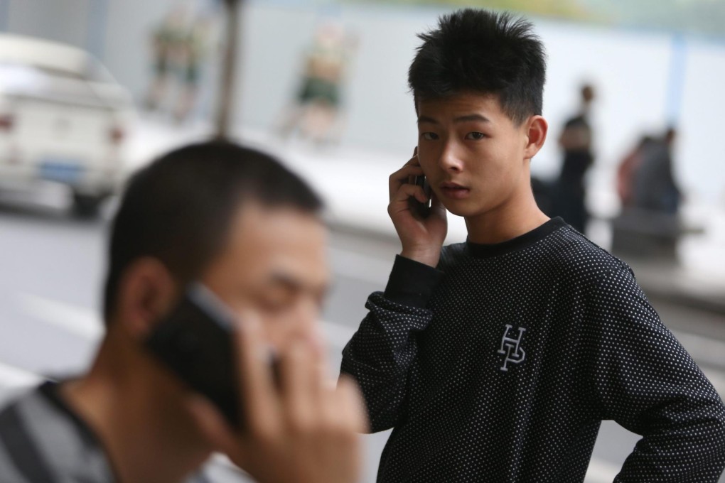 Top operator China Mobile, which is leading the 4G deployment, aims to provide about 100 million 4G smartphones this year. Photo: EPA